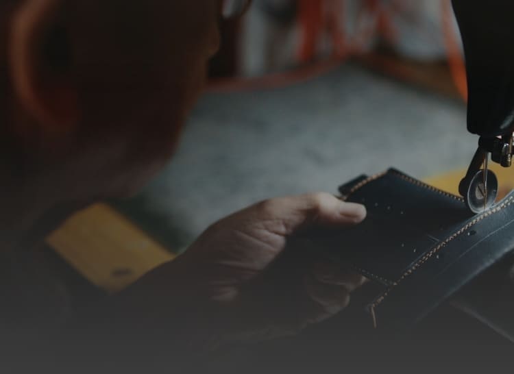 グローブの革に穴を開けるイラスト