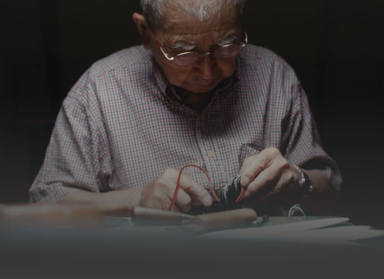 手縫いでグローブを作っている小林さんの画像